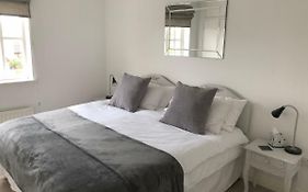 One Bedroom House In Pretty Oxfordshire Village - Super Fast Broadband